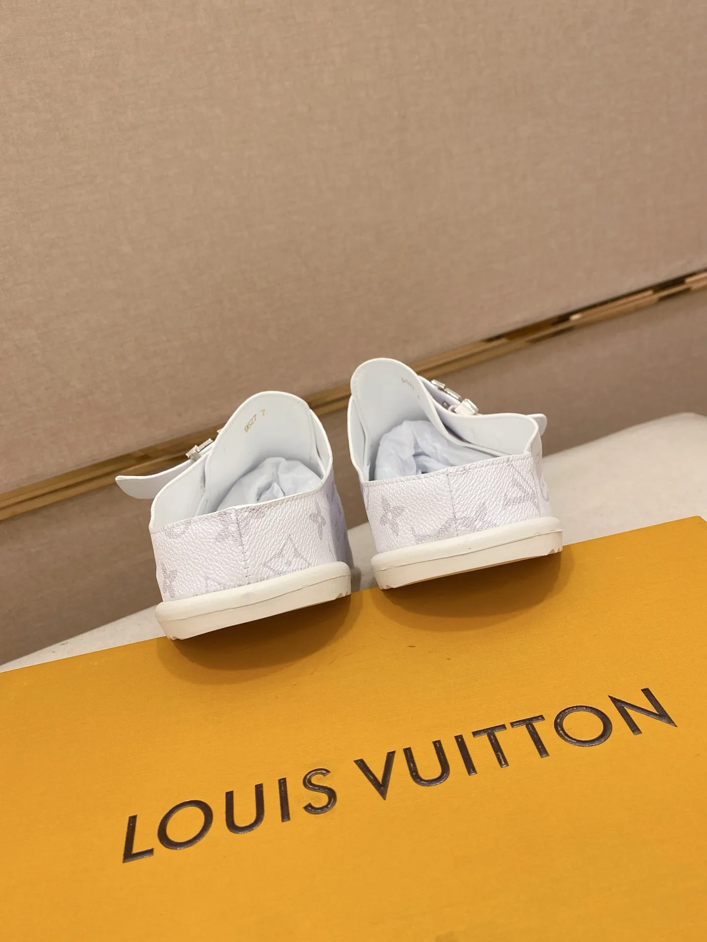 Men's shoes 💰: 360💰Made by LV🔍Top purchasing agents, men's spring and summer slippers are synchronized in the counters. The uppers are made of imported materials from Italy with logo graphics and high-quality craftsmanship. The soles: original soles specially provided by the original factory. The exclusive movable molded soles are super comfortable. Original goods follow the order, 🔍🔍high quality, you can enter and exit the counter at will. Welcome to compare, code number 38-44.